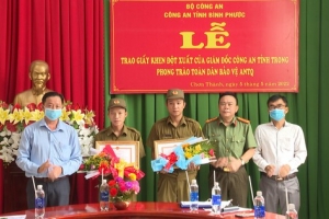 Công an Bình Phước tặng giấy khen cho 02 công dân bắt đối tượng vận chuyển trái phép chất ma túy