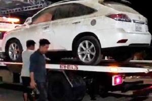 An Giang: Tạm giữ xe ô tô Lexus nghi nhập lậu