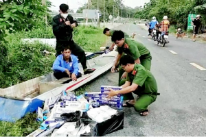 An Giang: Bắt vỏ lãi vận chuyển gần 1.500 bao thuốc lá lậu trên kênh Vĩnh Tế