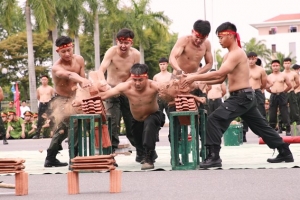 Mãn nhãn những pha biểu diễn khí công điêu luyện của Cảnh sát cơ động