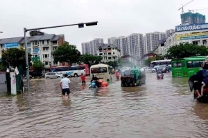 Sau mưa lớn, người dân KĐT Nam An Khánh, Lê Trọng Tấn bơi trong “rốn ngập”