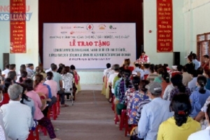 Bình Định trao tặng bộ áo phao cứu sinh đa năng và túi sơ cấp cứu cho ngư dân nghèo