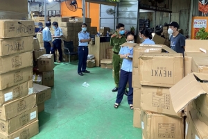 Đột xuất kiểm tra nhiều kho hàng, tạm giữ hàng trăm nghìn sản phẩm nghi nhập lậu