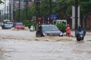 Hà Nội vừa công bố đường dây nóng để hỗ trợ người dân gặp các điểm úng ngập