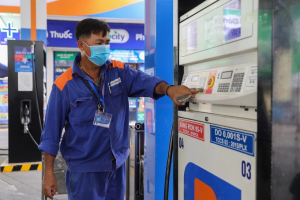 Xăng dầu tăng kỷ lục, cần xem xét phương án trợ giá xăng dầu cho người dân