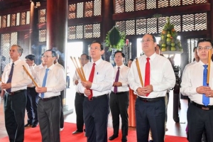 Lãnh đạo TP. Hồ Chí Minh dâng hương, dâng hoa Quốc tổ Hùng Vương và Đức Lễ Thành hầu Nguyễn Hữu Cảnh