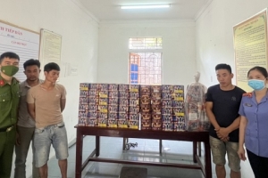Thu giữ 145kg pháo hoa được "ngụy trang" dưới hàng hải sản tươi sống