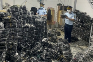 Thu giữ hơn 5.000 sản phẩm quần, áo không rõ nguồn gốc