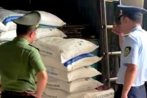 Tiêu hủy 200 kg đường cát không rõ nguồn gốc xuất xứ