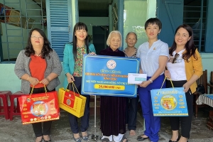 Công ty Yến sào Khánh Hòa thăm, tặng quà hai mẹ Việt Nam anh hùng
