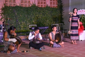 Mang sắc màu văn hóa Hrê xuống phố