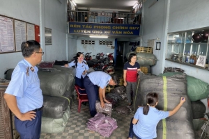 Thu giữ số lượng lớn quần áo nữ nhập lậu và không rõ nguồn gốc xuất xứ