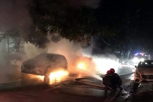 Hai xe ô tô bốc cháy dữ dội trong đêm tại Lào Cai
