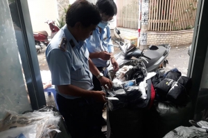 Cục Quản lý thị trường TP. HCM tạm giữ gần 1.800 sản phẩm quần áo giả nhãn hiệu Louis Vuitton và Adidas