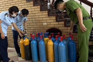 Quản lý thị trường Hà Nội thu giữ lượng lớn “khí cười” trên địa bàn quận Tây Hồ