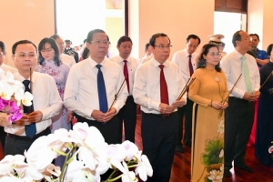 Lãnh đạo TP. Hồ Chí Minh dâng hương tưởng niệm Chủ tịch Hồ Chí Minh, Chủ tịch Tôn Đức Thắng
