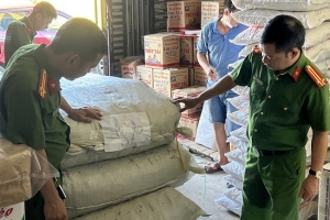 Liên tiếp phát hiện nhiều cơ sở kinh doanh thực phẩm, bánh kẹo không rõ nguồn gốc