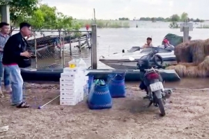 Đối tượng buôn lậu nhấn chìm phương tiện chở hàng hóa khi thấy công an