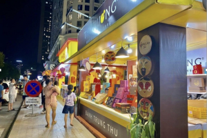 Thị trường bánh Trung thu: Giá bán tăng nhưng vẫn tấp nập người mua