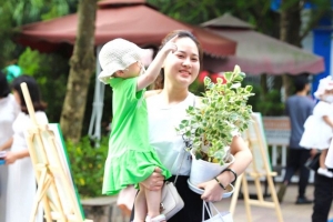 Hơn 3.000 học sinh, thầy cô, cha mẹ tặng sách và cây trong ngày "Khai Giảng Xanh"