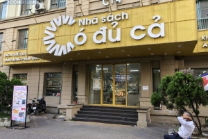 Nhà sách Có Đủ Cả tại Hà Nội bày bán sản phẩm thiếu tem nhãn phụ Tiếng Việt, không rõ nguồn gốc