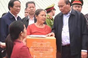 Chủ tịch nước Nguyễn Xuân Phúc thăm người dân bị thiệt hại trong mưa lũ tại TP. Đà Nẵng