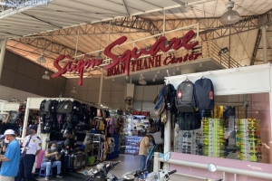 Ngày thứ hai bị quản lý thị trường “đột kích”, nhiều gian hàng tại Saigon Square đóng cửa
