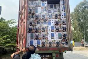 Phát hiện xe container nghi chở hàng hóa nhập lậu tại Hà Nội