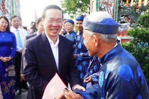 Thường trực Ban Bí thư Võ Văn Thưởng tặng quà người nghèo trong Ngày hội đại đoàn kết
