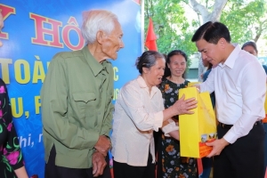 Bí thư Tỉnh ủy Thanh Hoá chung vui Ngày hội Đại đoàn kết toàn dân tộc tại tổ dân phố Bà Triệu