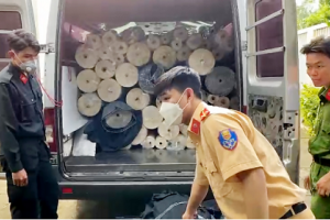 Phát hiện trên 1,5 tấn vải quần áo nghi nhập lậu được vận chuyển trên xe khách