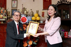 Phó Chủ tịch nước thăm, tặng quà nhà giáo Nguyễn Đức Thìn tại Bắc Ninh