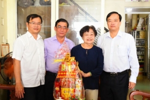 Chủ tịch UBND tỉnh Cà Mau thăm, tặng quà nhà giáo ưu tú, giáo viên có hoàn cảnh khó khăn