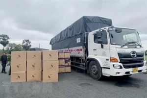 Phát hiện xe tải chở số lượng lớn hàng hóa không rõ nguồn gốc