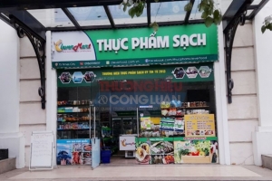 Hàng hoá thiếu thông tin được bày bán trên kệ của siêu thị Clever Food