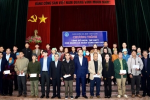 Đầm ấm Chương trình tặng sổ bảo hiểm xã hội, thẻ bảo hiểm y tế tại Lào Cai