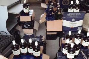 Thu giữ hơn 2.000 chai rượu nhập lậu tại Quảng Bình