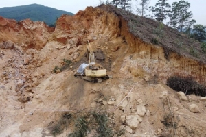 Khởi tố đối tượng “cầm đầu” đường dây khai thác đất trái phép ở Quảng Ninh