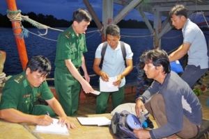 Phát hiện 02 tàu cá vận chuyển 15.000 lít dầu DO không rõ nguồn gốc tại vùng biển Cà Mau