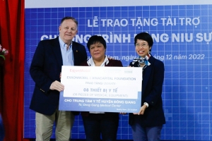 ExxonMobil Việt Nam trao tặng thiết bị y tế tại Quảng Nam