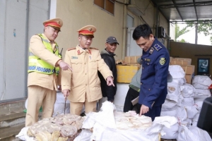 QLTT Hà Tĩnh: Xử phạt tế xế 17 triệu đồng vì kinh doanh, vận chuyển hàng không rõ nguồn gốc
