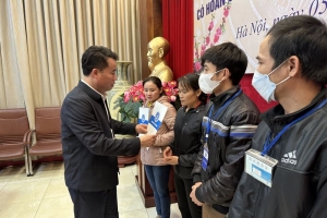 Bảo hiểm xã hội Việt Nam trao tặng 200 suất quà cho bệnh nhân bảo hiểm y tế có hoàn cảnh khó khăn