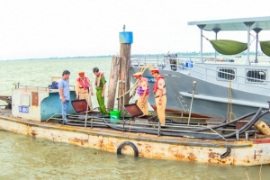 Phát hiện tàu chở hơn 4.000 lít dầu lậu trên sông Hậu Cần Thơ