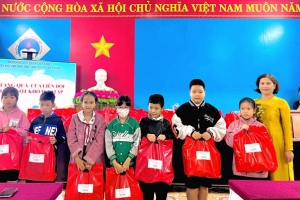 Trường tiểu học Trưng Nữ Vương hỗ trợ 56 suất quà cho học sinh vượt khó học tập