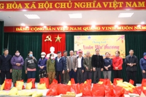 UBND quận Liên Chiểu tổ chức chương trình “Xuân yêu thương”, tặng quà cho các tiểu thương