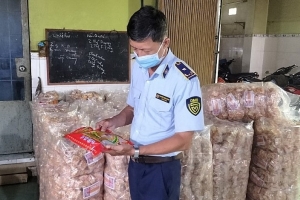 Kiểm tra thị trường Tết, tịch thu nhiều hàng hóa vi phạm tại Vĩnh Long