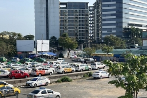 Sân bay Tân Sơn Nhất đề xuất tiếp tục sử dụng bãi đệm taxi vào các dịp cao điểm