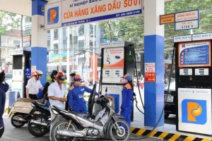 Từ 15h hôm nay, giá xăng RON 95 giảm 324 đồng/lít, giá dầu giảm từ 700-750 đồng/lít
