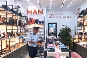Kiểm tra đột xuất, tạm giữ hàng trăm sản phẩm nghi giả mạo thương hiệu nổi tiếng