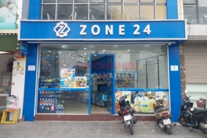 Cửa hàng tiện lợi ZONE 24 bày bán hàng hóa, sản phẩm không tem nhãn phụ Tiếng Việt